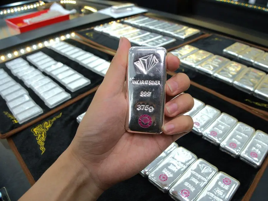 Có nên tặng bạc cho bạn gái 