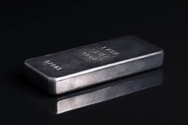 Giá bạc đang ở vị thế kỷ lục với vốn hóa 5.000 tỷ USD (gấp 2.6 lần Bitcoin), khẳng định tiềm năng tăng trưởng bền vững của bạc thỏi. 